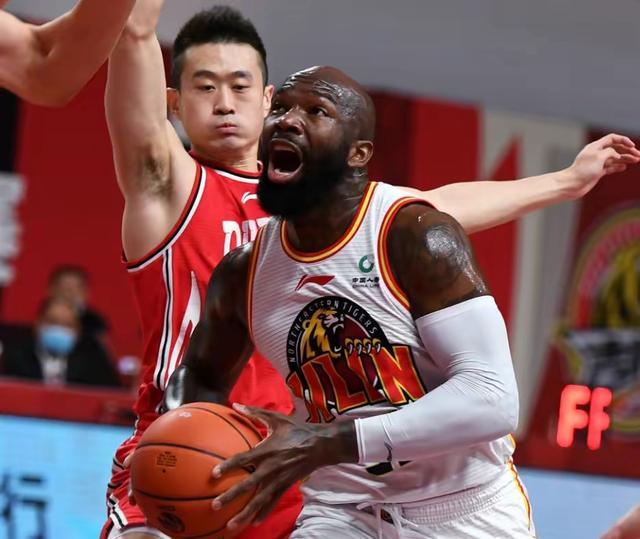 国王力克希腊男篮，克莱送出助攻