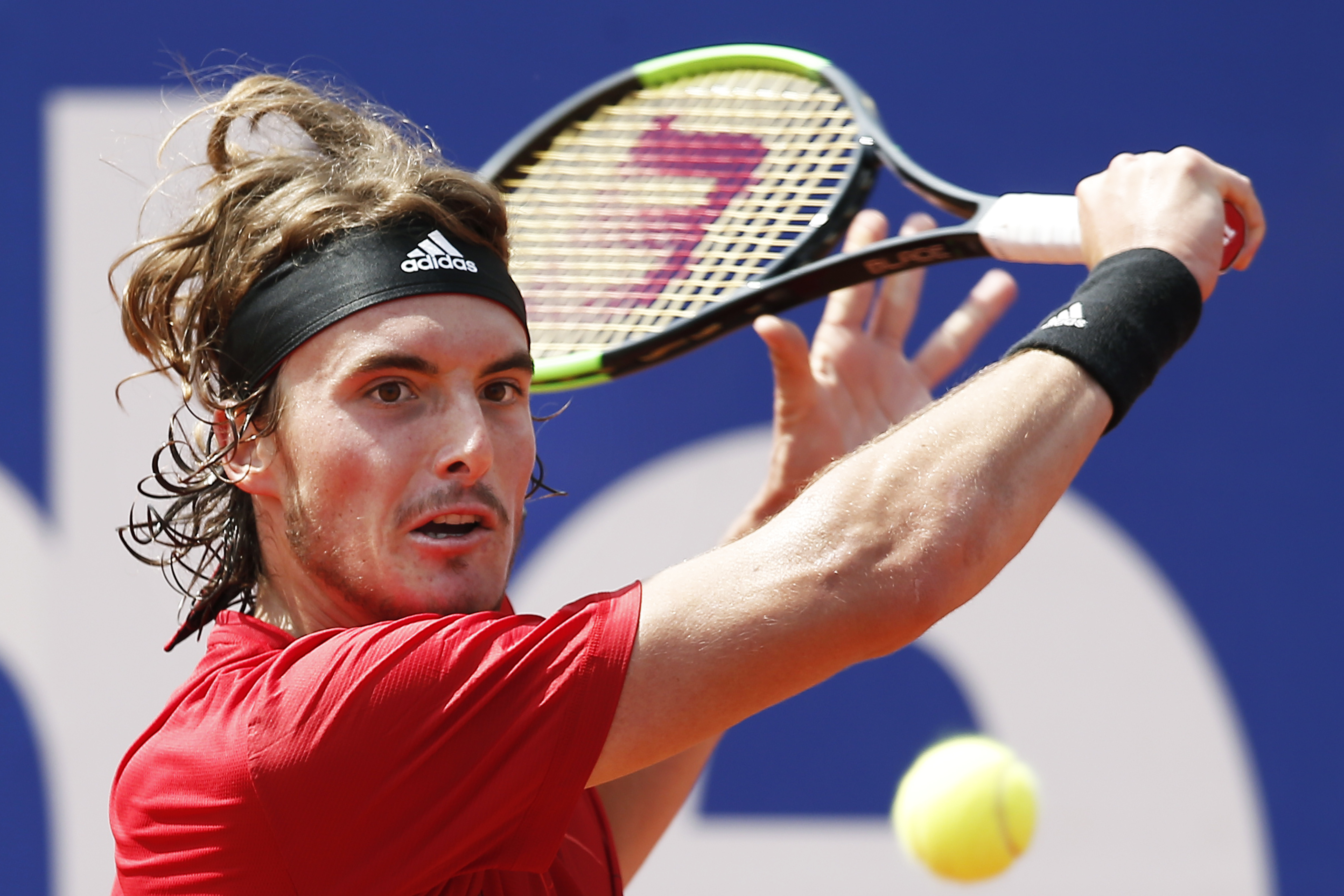 西班牙网球队鏖战美国网球队，西西帕斯统治全场