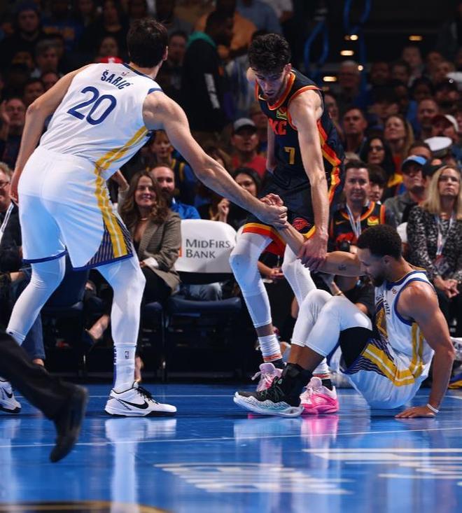 波兰男篮险胜勇士B队，戈贝尔三分雨点燃全场