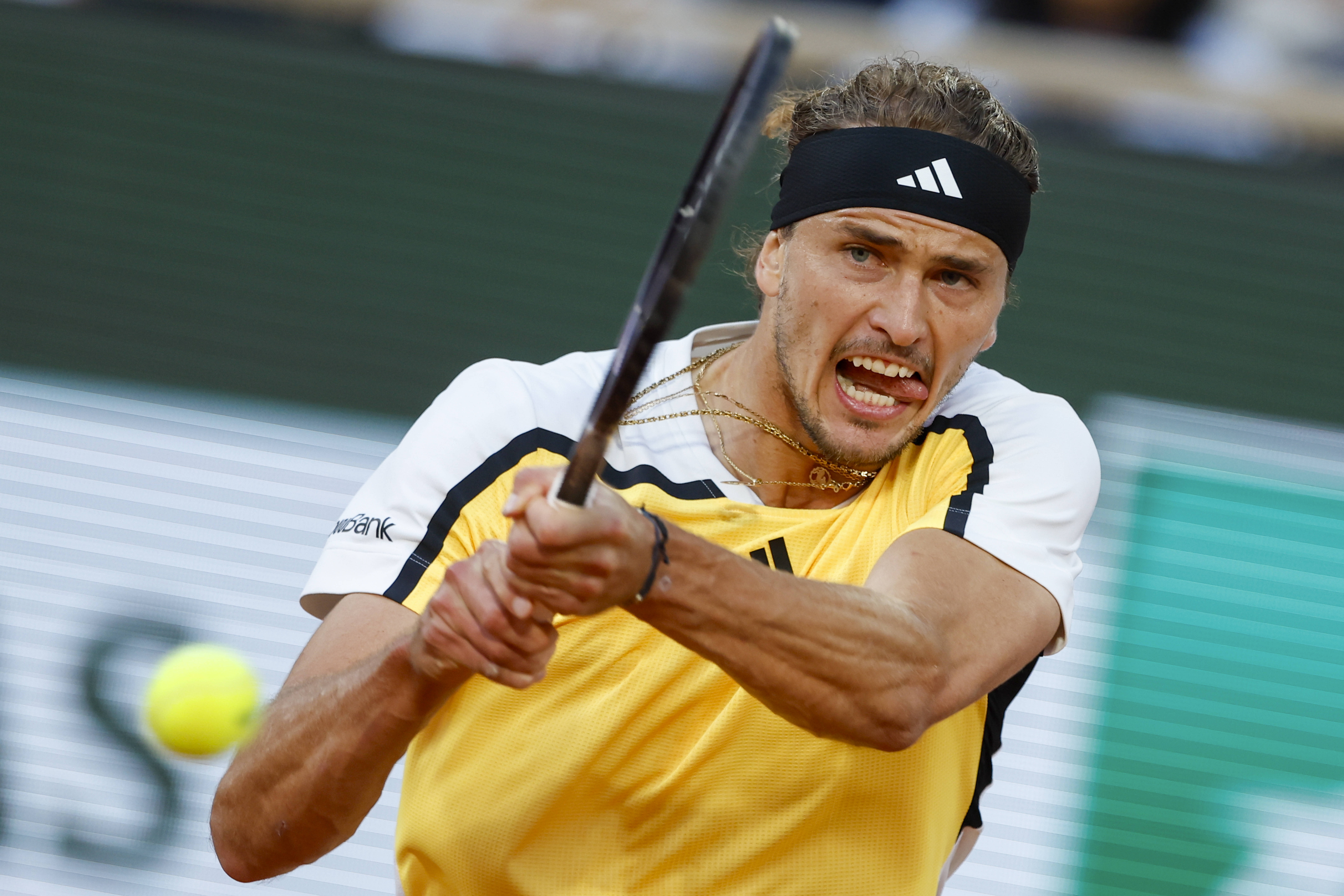 包含美国网球队血洗西班牙网球队，兹维列夫统治全场的词条