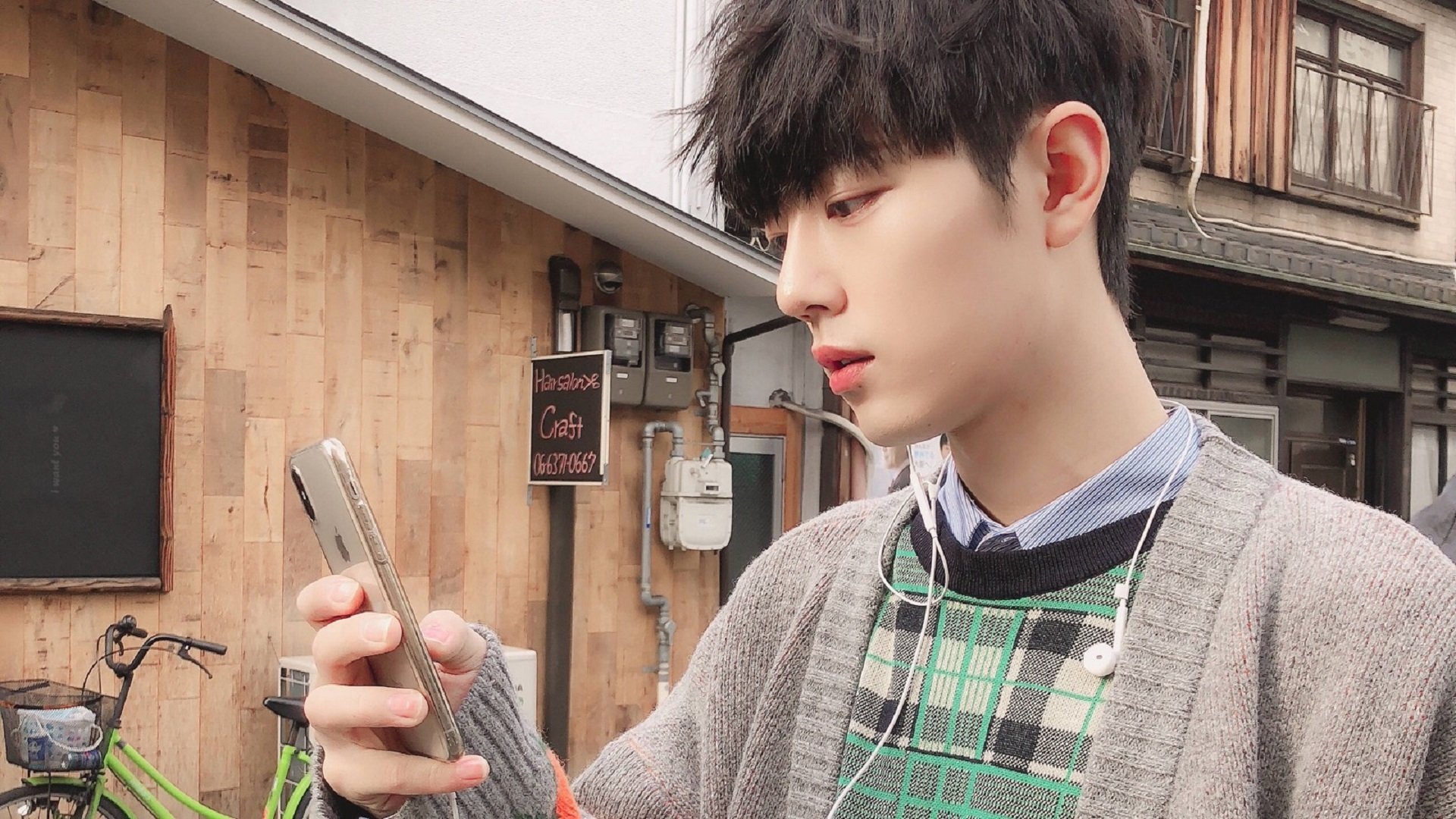 绿茵场，两种秩序的隐喻