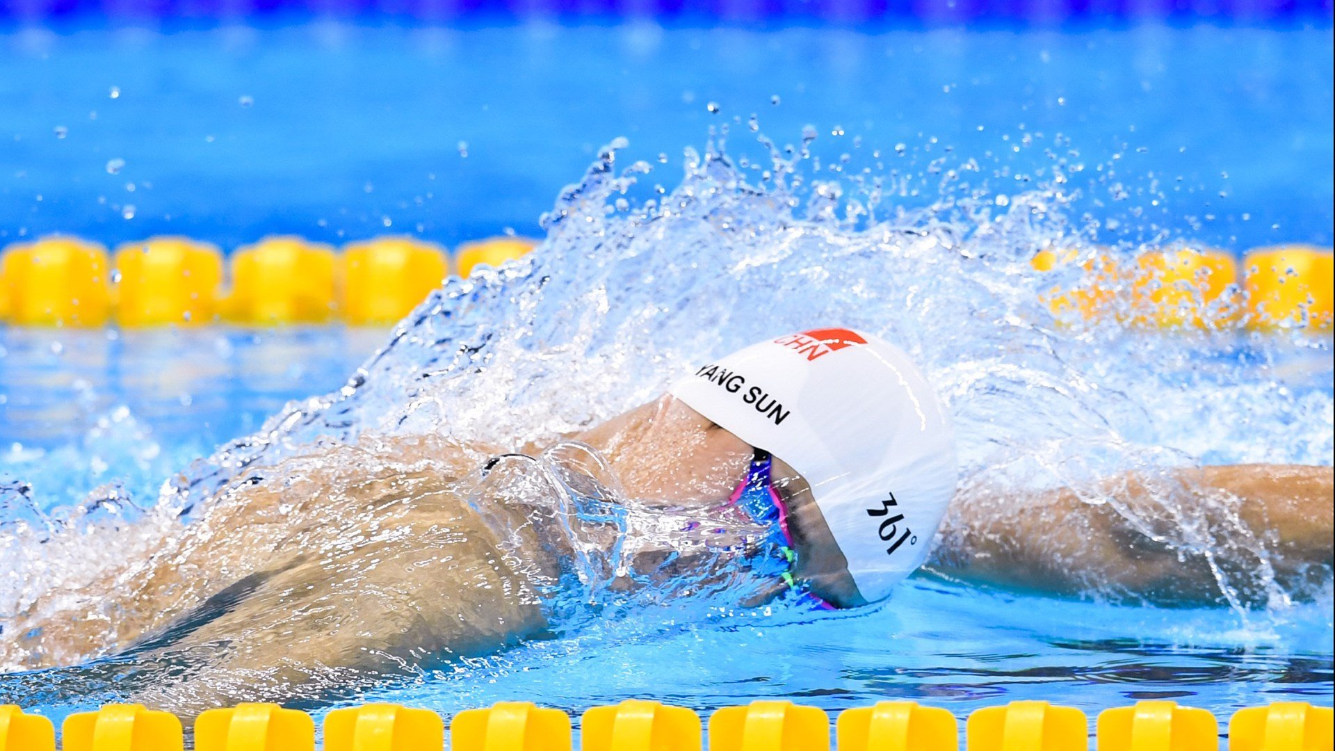 极限压榨，那个在F1年度争冠之夜逆光而行的男人